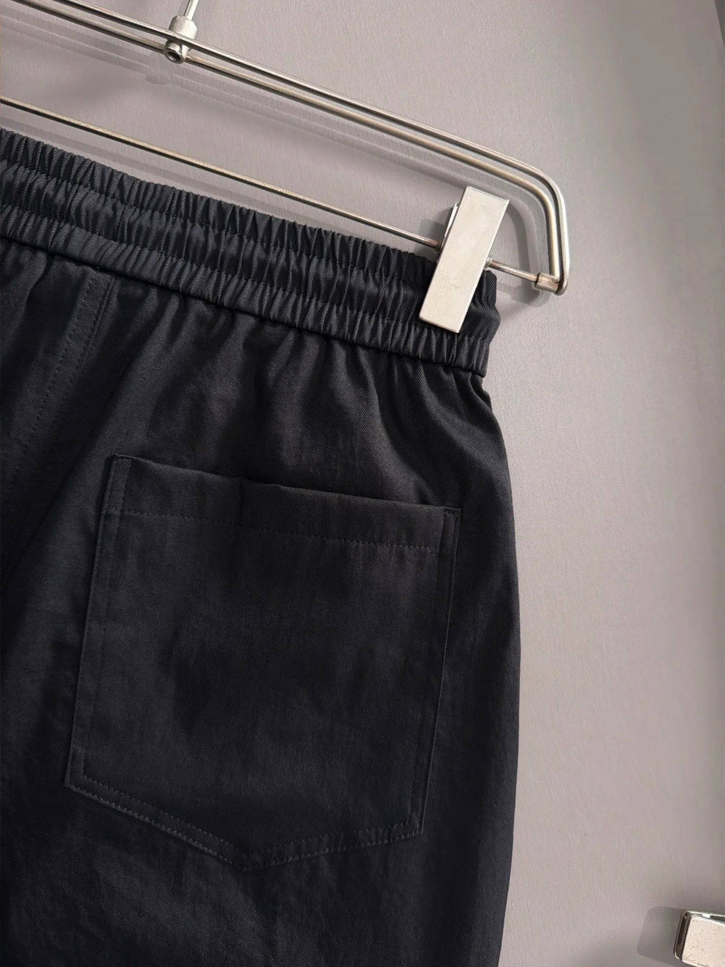 LP 2041 Spring/Summer New Arrival elastic band casual shorts, counter-customized fabric Breathable, high comfort, impeccable details, brand element design concept, reflecting high quality. It feels delicate and soft! It presents a casual cut and the upper body shape is great! Sizes:S-2XL